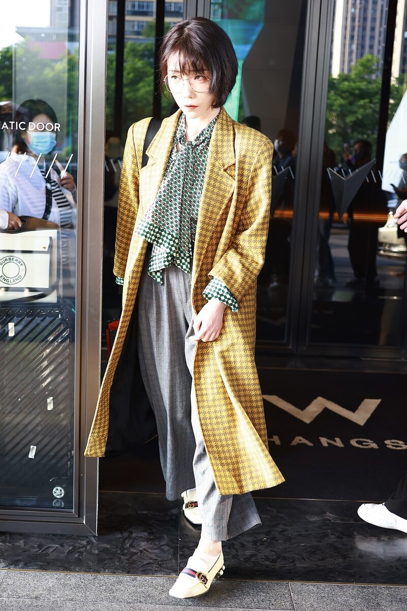 刘恋现身北京机场 笑容甜美眼神迷人