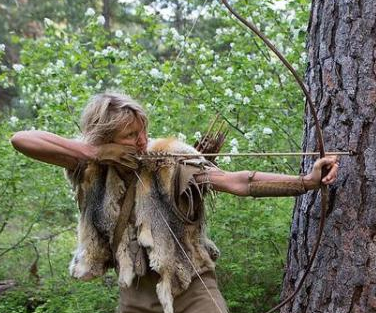 1963年,长白山7岁男孩在丛林迷路,10年后,长成野人统领狼群