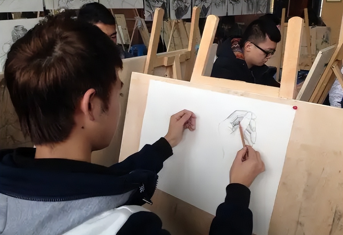 大学里“烧钱”的4类专业，家里没矿尽量避免，毕业难就业也不易