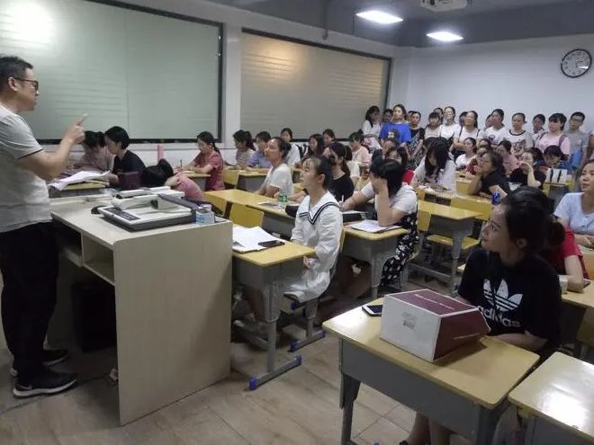 “合同工”教师的好消息，有望入编享受体制内待遇，终于熬出头了