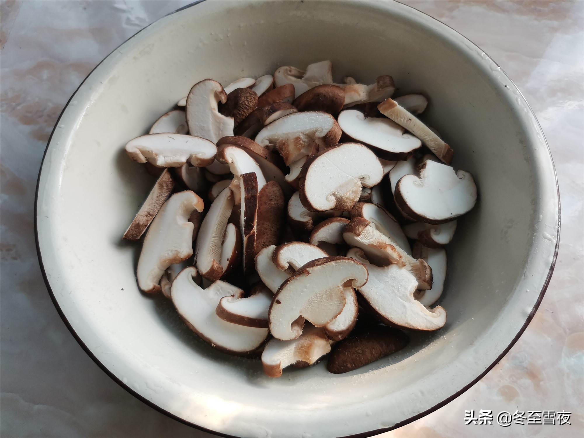 炸香菇教你這樣做，不用焯水，做出的香菇外酥里嫩，比吃肉還香