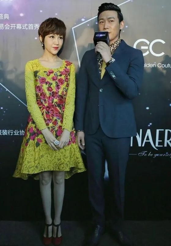 陆毅老婆鲍蕾身穿蓬蓬裙，气质绝，不像45岁，酷似洋娃娃