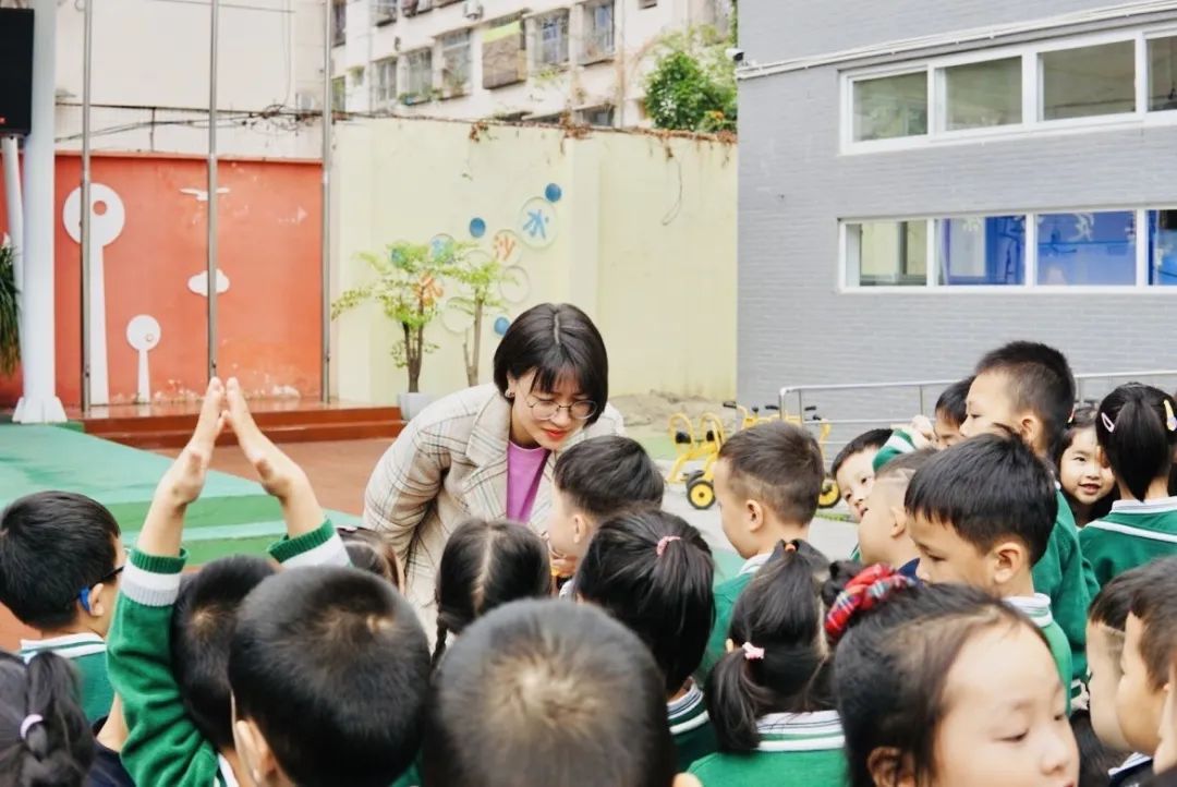 德阳市第一幼儿园举行国际家庭日国旗展示活动