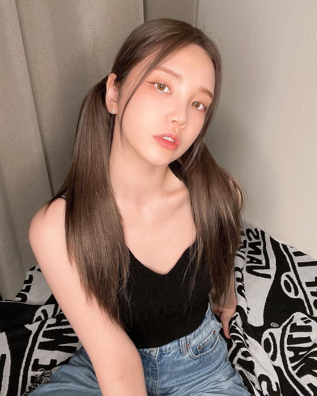 朴叙俊被爆出新恋情？与金发妹伴游英国，网友起底她是百万网红