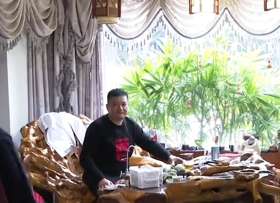 故事：丈夫偷腥漂亮小保姆，并送10多套房产，原配得知后暴走上门