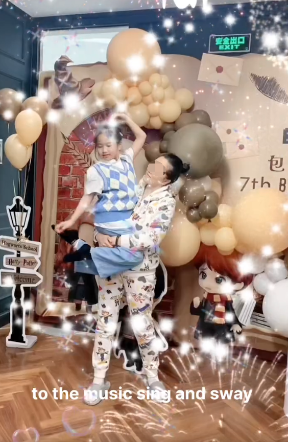 包贝尔夫妇为女儿庆生，7岁饺子打扮隆重，与宾客轮流合照星范足