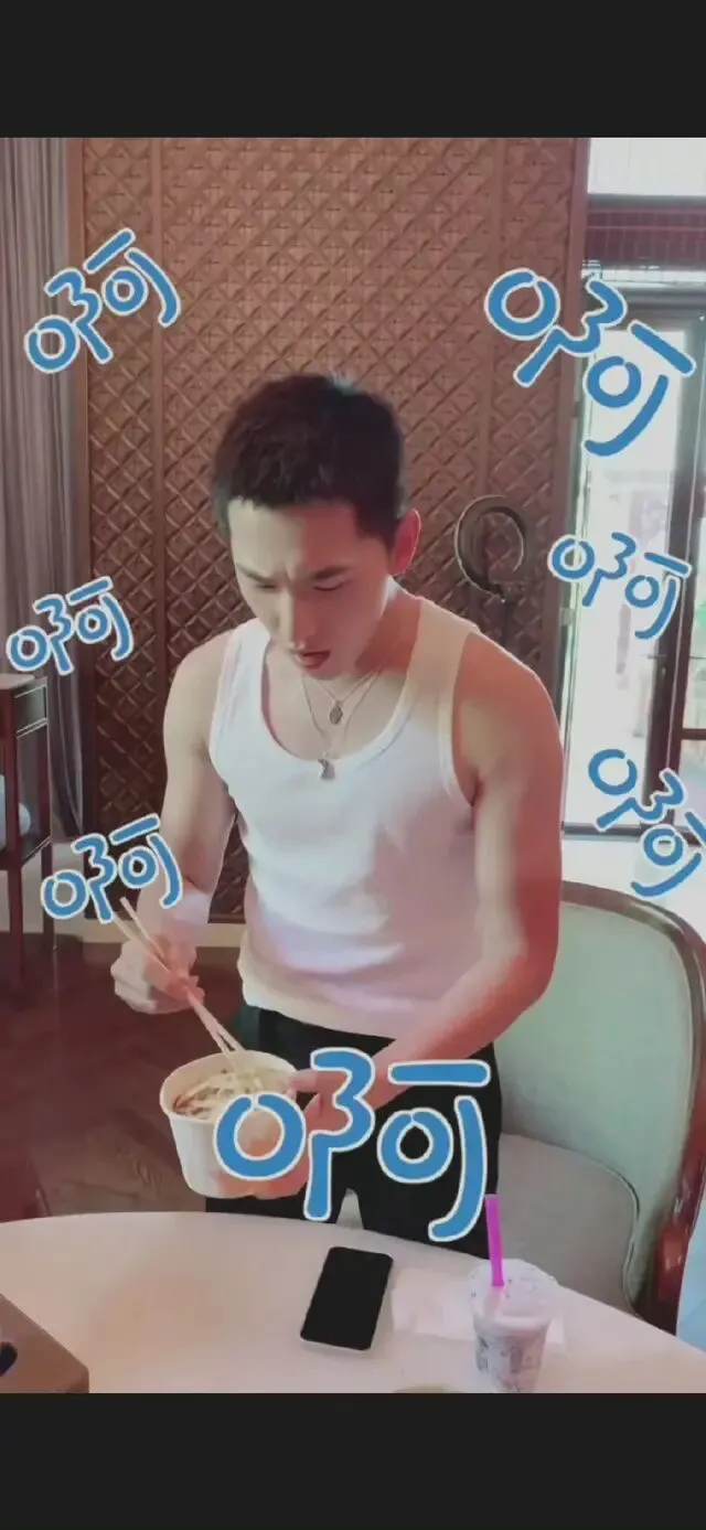 吃空气、假开车、骑假马、戴假肩胛骨，内娱明星拍戏有啥是真的？