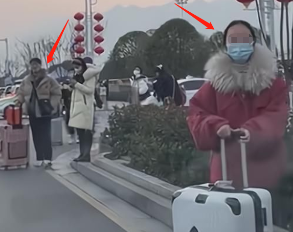 女大学生放假带男朋友回家，第二天就被家长撵走，评论区骂声一片