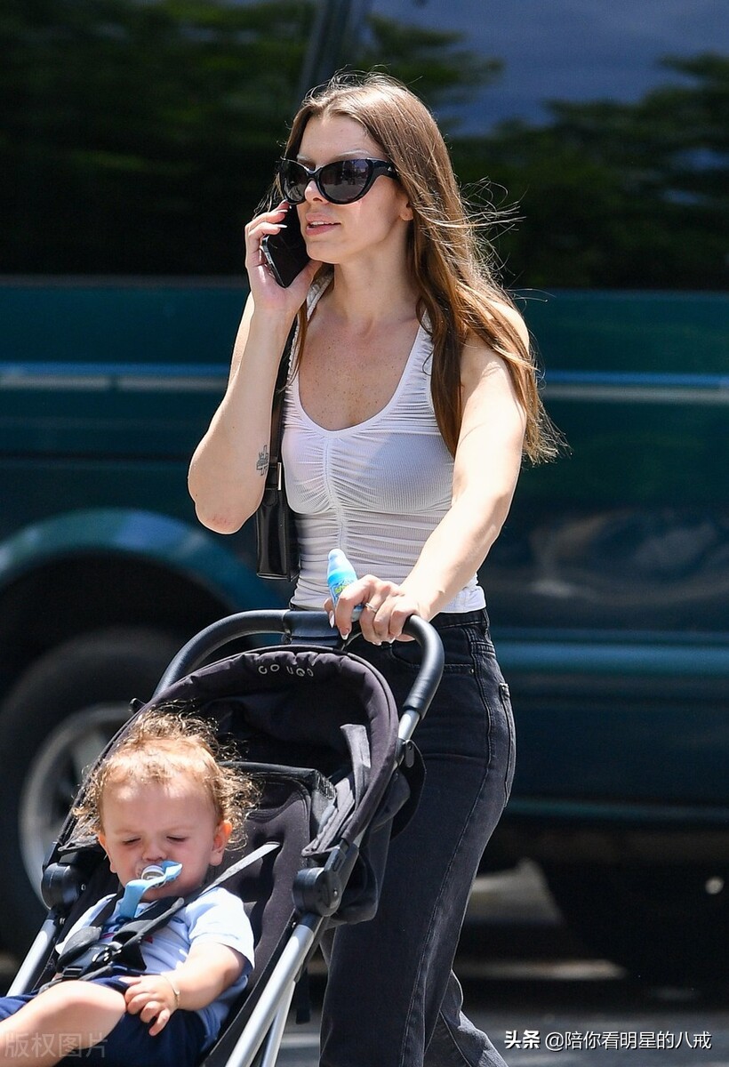 朱莉娅-福克斯 单手推手推婴儿车 一边接电话