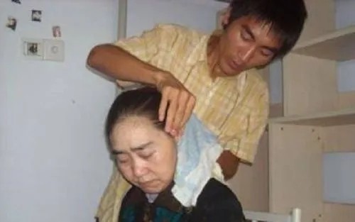 14年前他背“疯娘”求学，拒绝55万年薪，如今改变千名学子命运