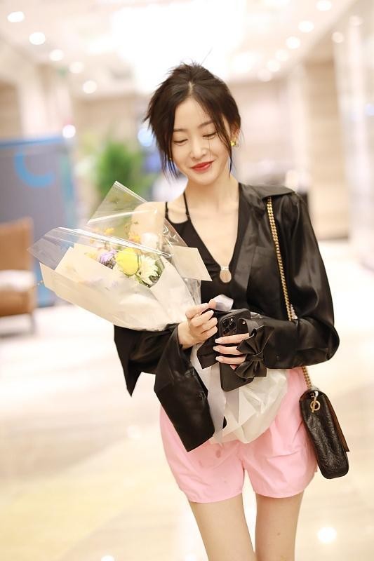 张天爱瘦得好过分，穿短裤的样子特别时髦，气质感觉没睡醒