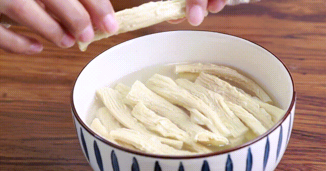 干腐竹泡发小窍门，又快又没硬心