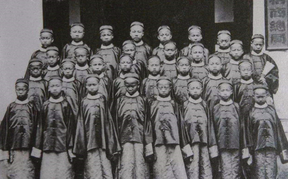 近代中国派遣第一批留学生是在（晚清时期）