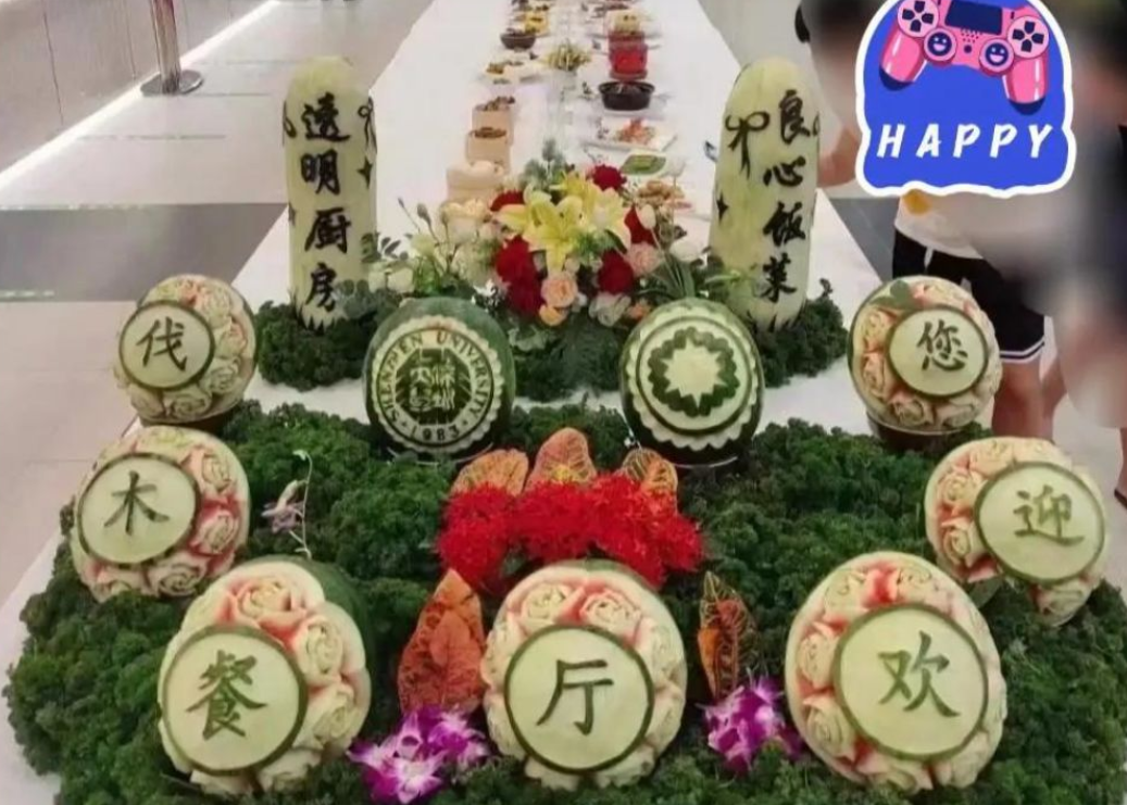 大学校园中的“阴间食堂”，看到食物有些灵异，学生直言难以下咽