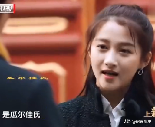 她姓爱新觉罗，2005年出道，长相甜美曾与刘德华合作