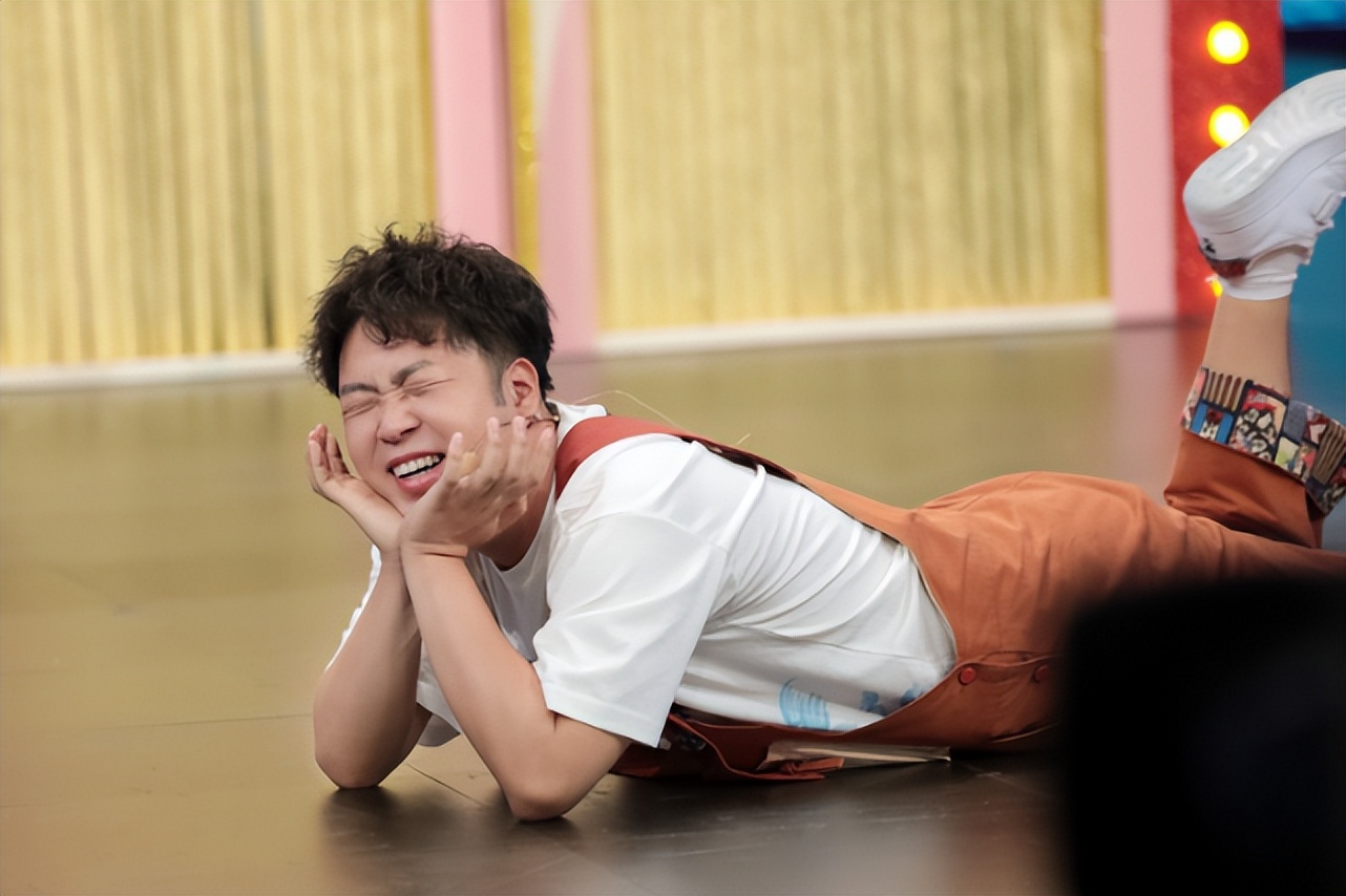 杜海涛近照曝光，瘦身成功后穿唐装素颜与网友合照，被赞好有气质