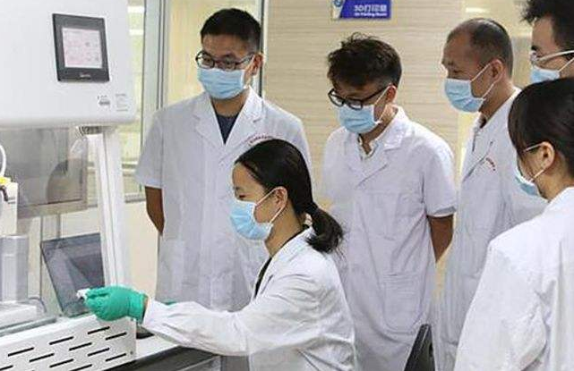 中国2位顶级高考状元，一个远赴美国一个留在国内，生活截然不同