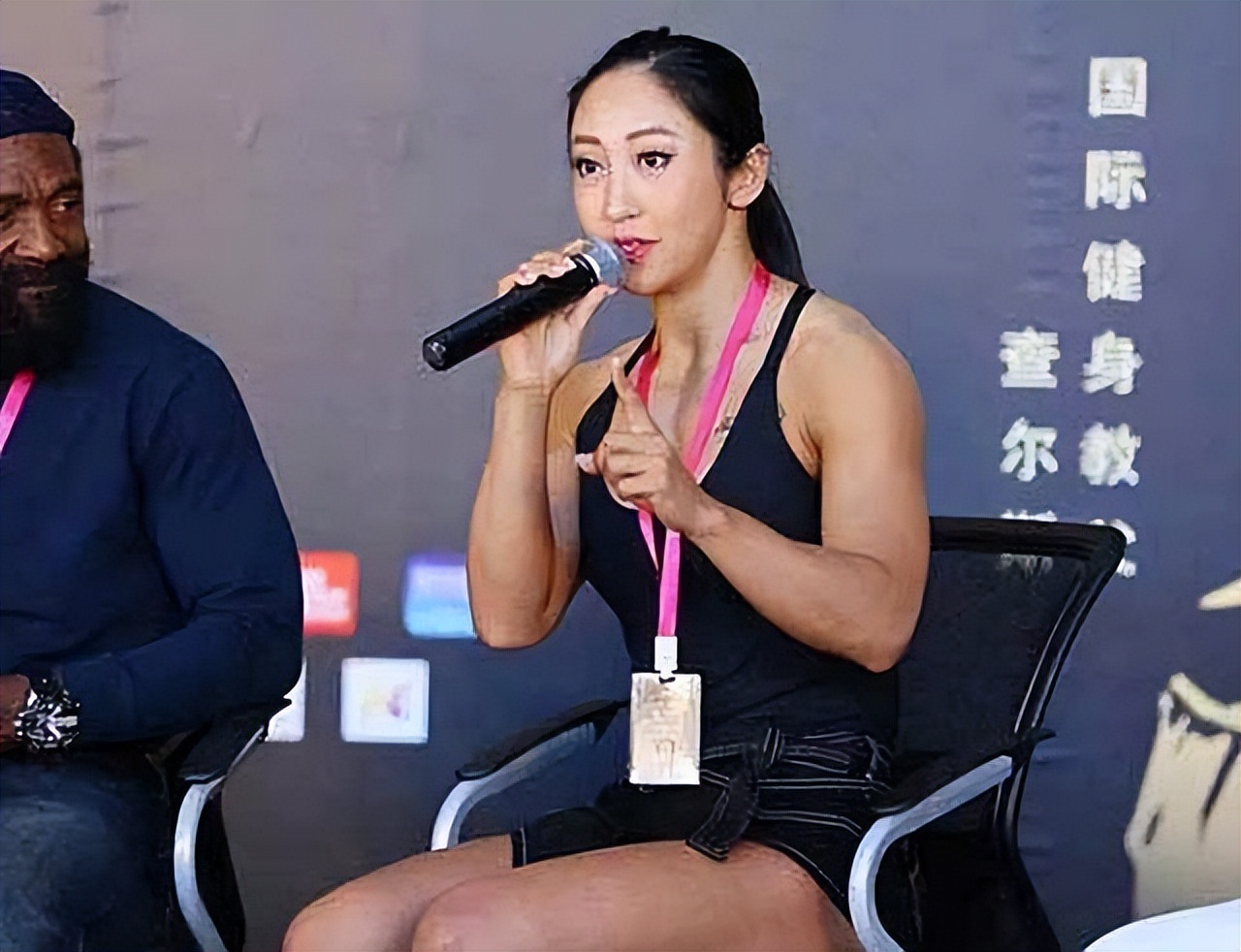 中国体坛健美冠军女神:37岁仍身材完美,嫁二婚法国富豪前妻祝福