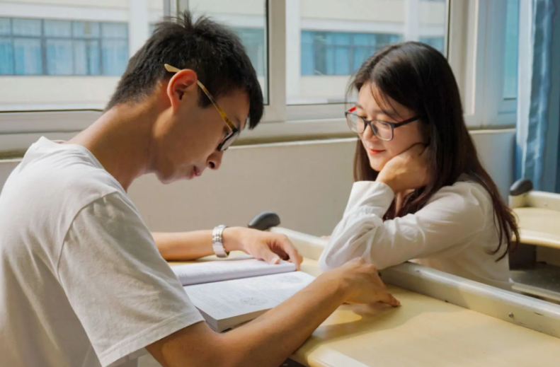 男生的话“刺耳”又现实：读过大学和没读大学的女生，差距摆在那