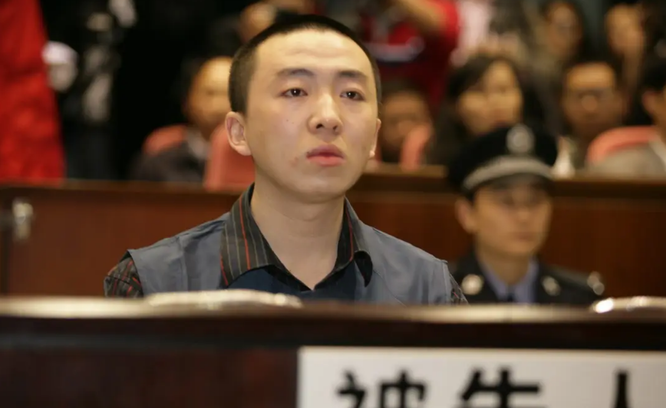 2006年，许霆因ATM机故障多取17万，被判无期后不服，重审改判5年