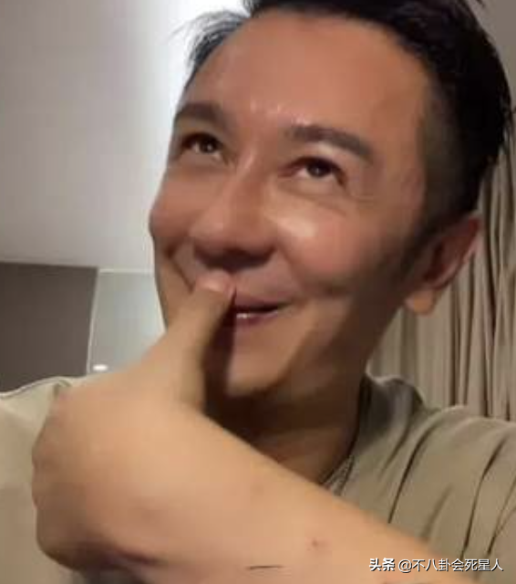 娱乐圈“假下巴”大赏，又尖又翘，一笑下巴原地起飞太吓人