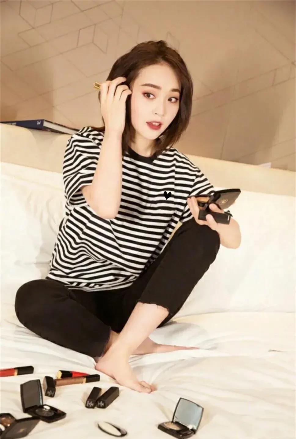 和以往文艺风不一样的张佳宁，黑白调服饰，复古的妆容，酷酷的