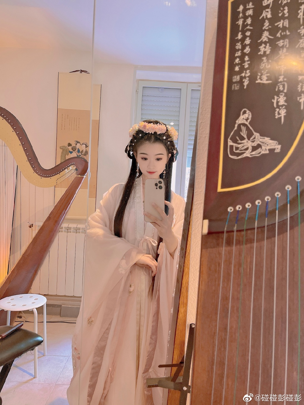 Dior抄袭中国马面裙设计，留学生们发起抗议，要求停止文化挪用