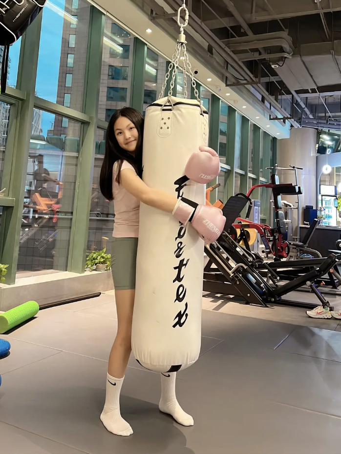 李湘晒母女近照，王诗龄靠着妈妈卖萌，试穿衣服身材高挑又瘦了