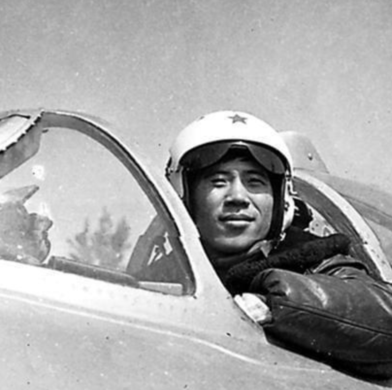 16秒生死抉择：为救村庄，飞行员李剑英三次放弃逃生，坠机而亡