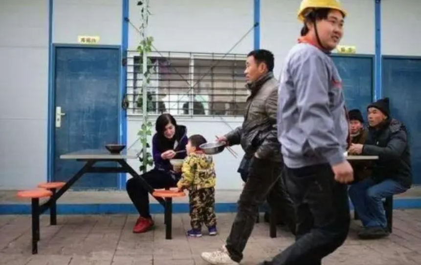 24岁外国女大学生倒追45岁农民工，今已成婚生子，计划在成都买房