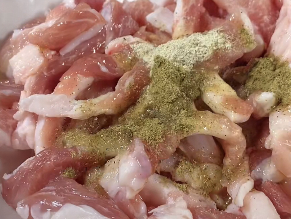 过年必备硬菜“炸酥肉”，这样做，外酥里嫩，金黄酥脆，久放不软
