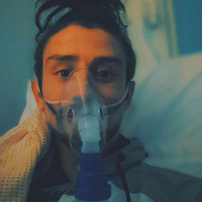 28岁侏儒症女演员贾斯敏·伯克在帐篷内自杀，未婚夫心碎发文