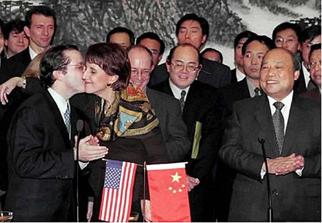中国入世谈判最后一天，朱镕基说道：龙永图，你不要再递条子了