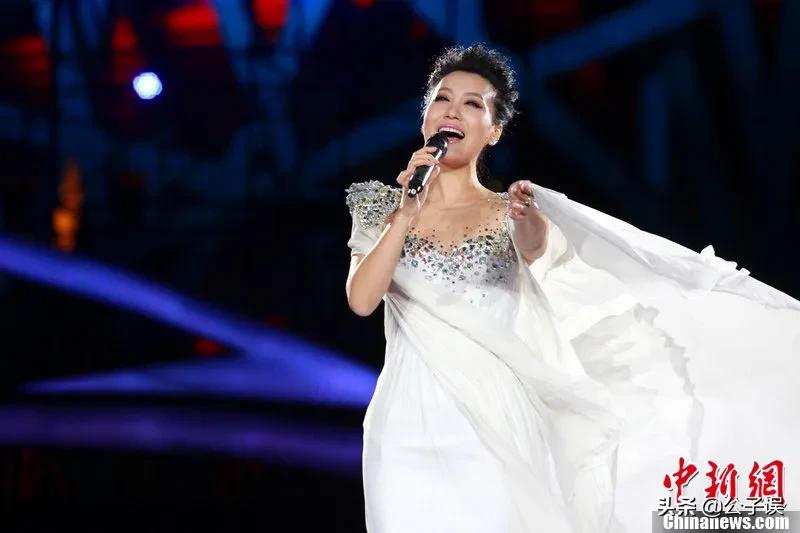 谭晶情史，青歌赛上成名，长城上开演唱会，嫁爱情高龄产子