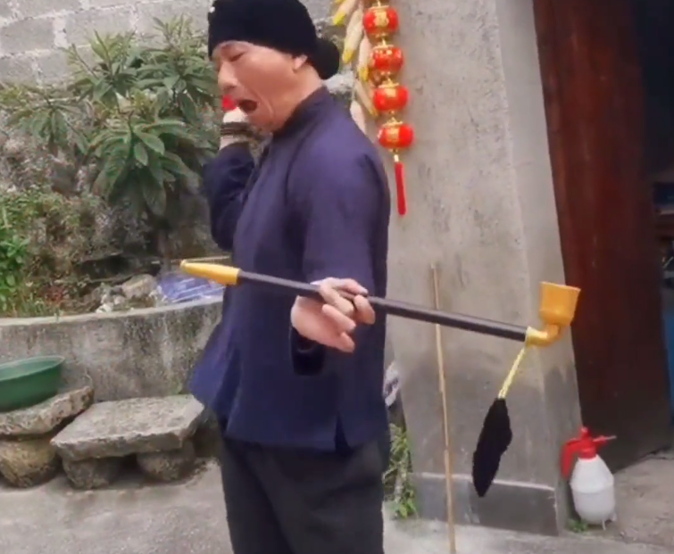 爱表演的生哥：模仿老太太走红圈粉400万，被赞“第二个宋小宝”