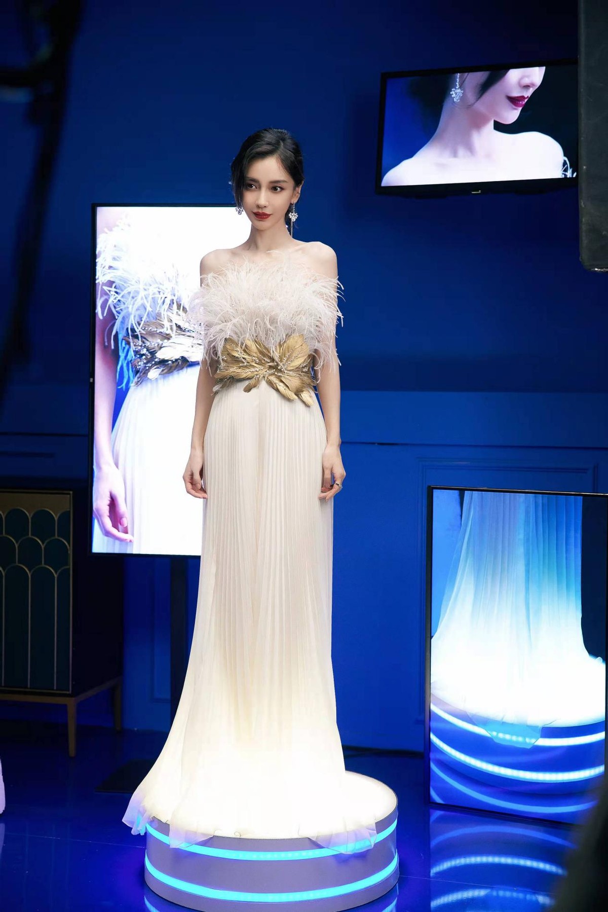 杨颖又来以美服人了,一袭羽毛裙温柔甜美,生图瘦成“大头娃娃”