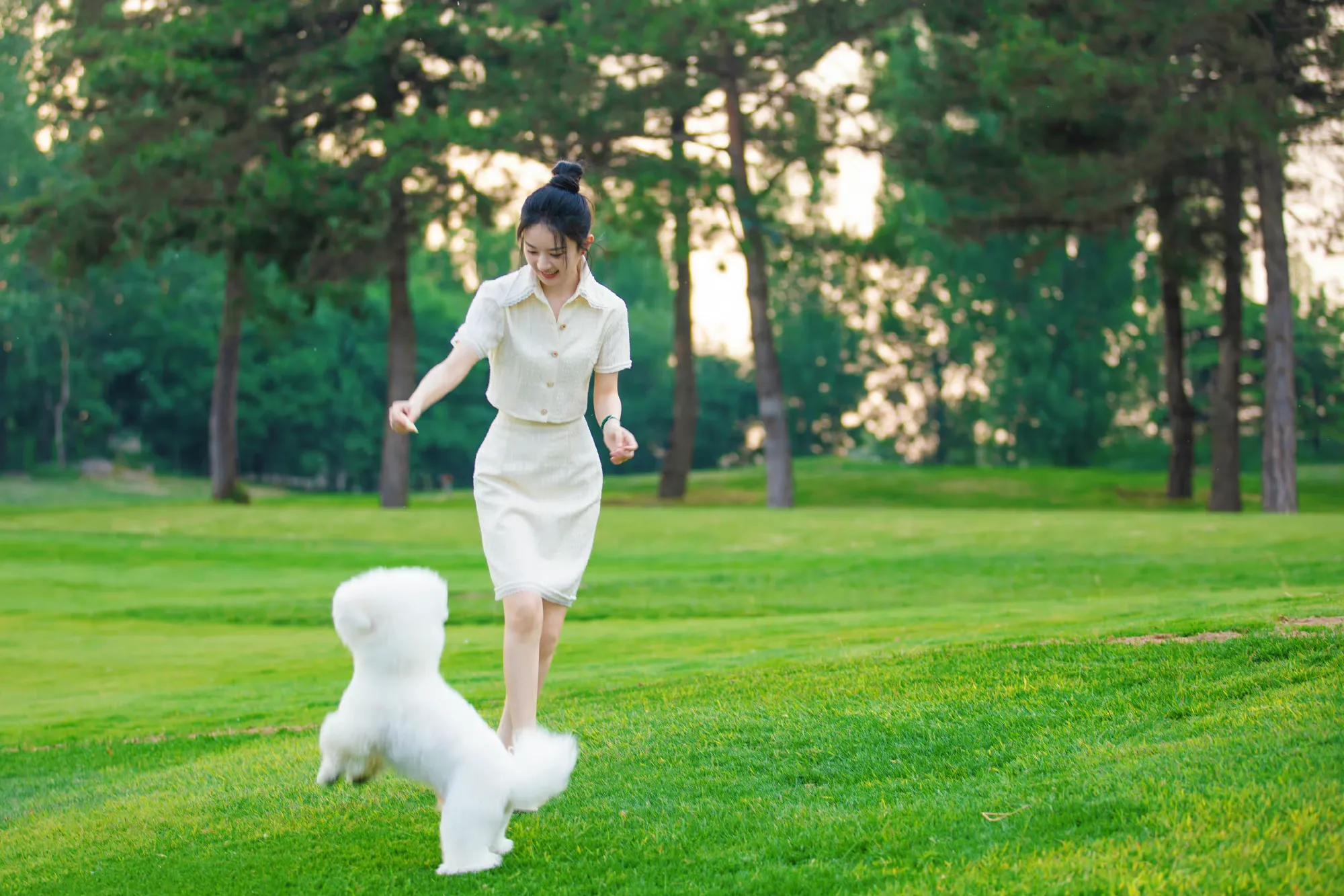 赵丽颖最新九宫格露营大片，丸子头造型少女感十足