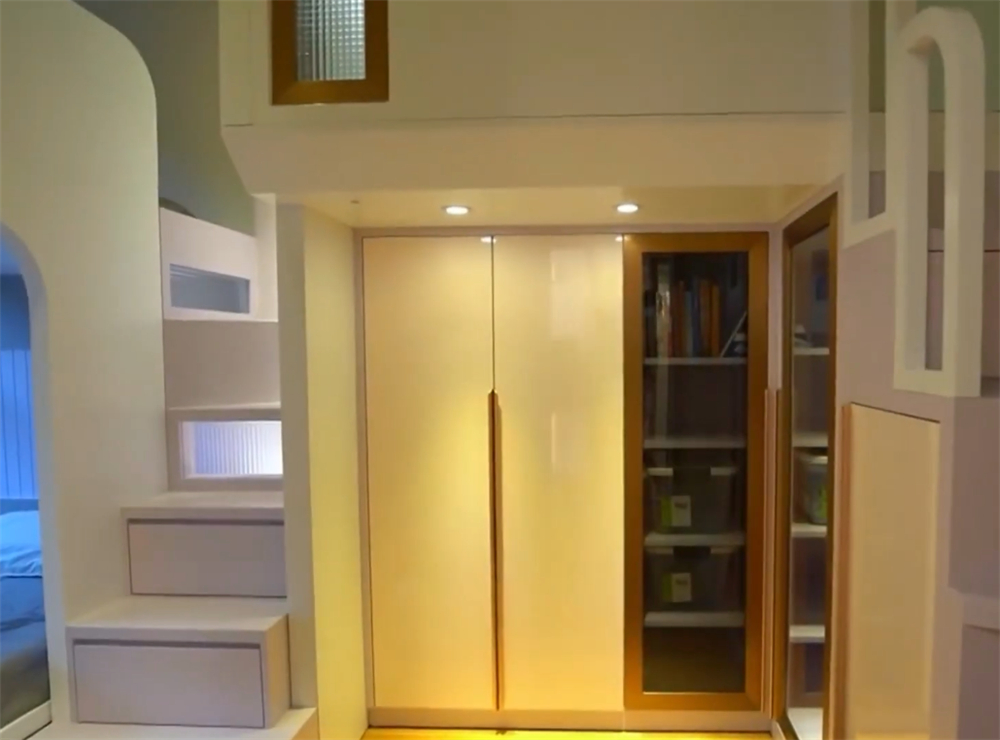 香港一家五口挤43㎡蜗居，在9㎡卧室里放3张床，网友：也是服气