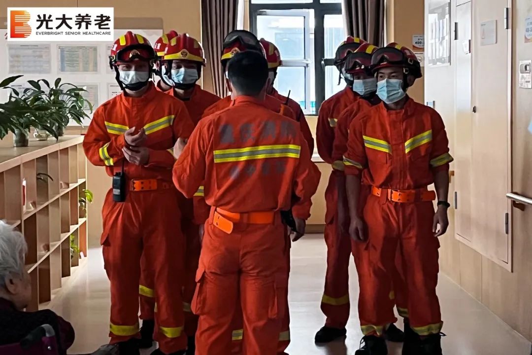 突发事件，水管爆裂长者忧；多方协作，紧急转移长者安
