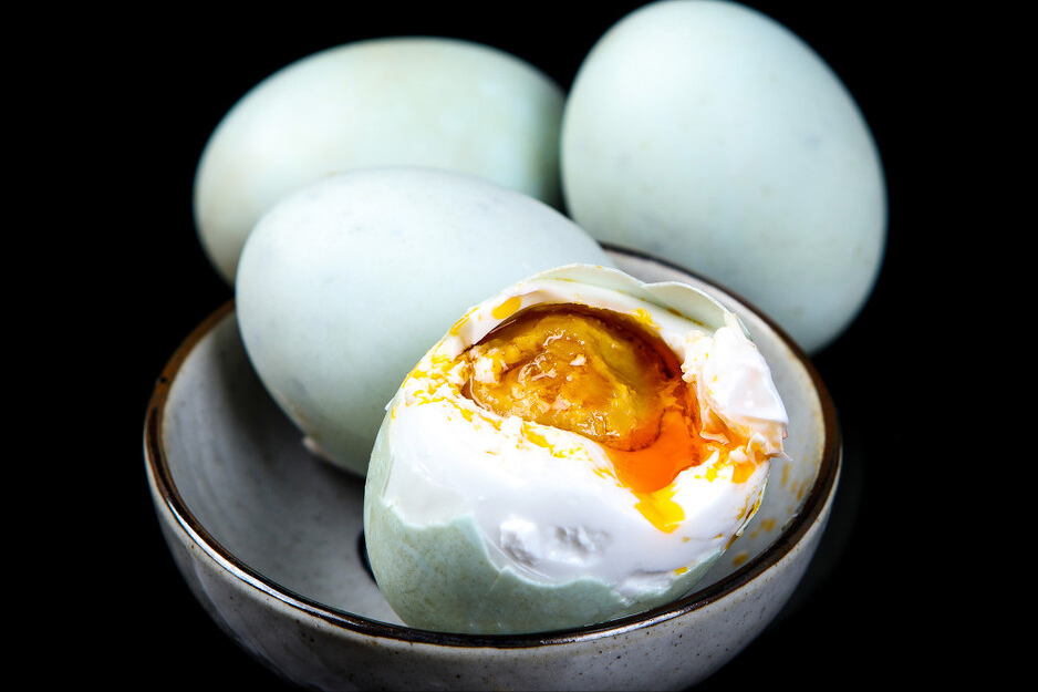 腌咸鸭蛋，不泡盐水不裹泥巴，教你一个新式腌法，个个流油起沙