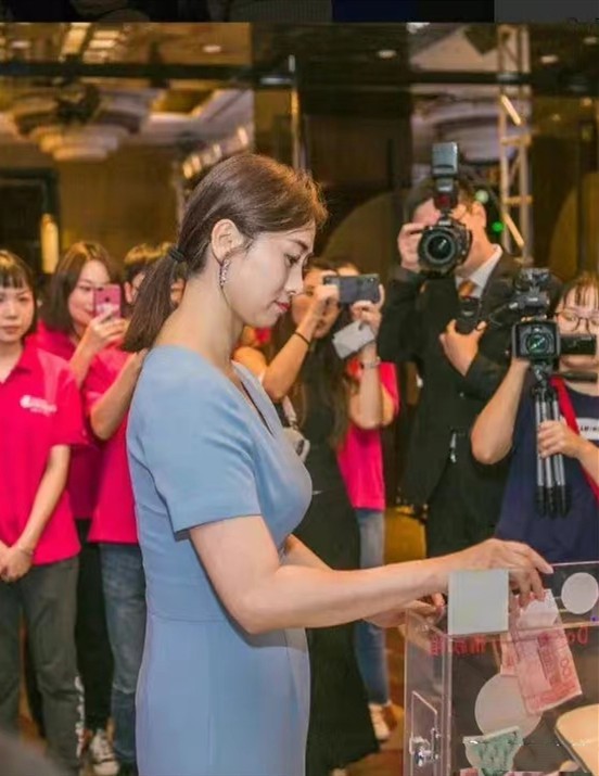 翁虹穿轻熟风的裙子，又优雅又高贵，显得还挺年轻的