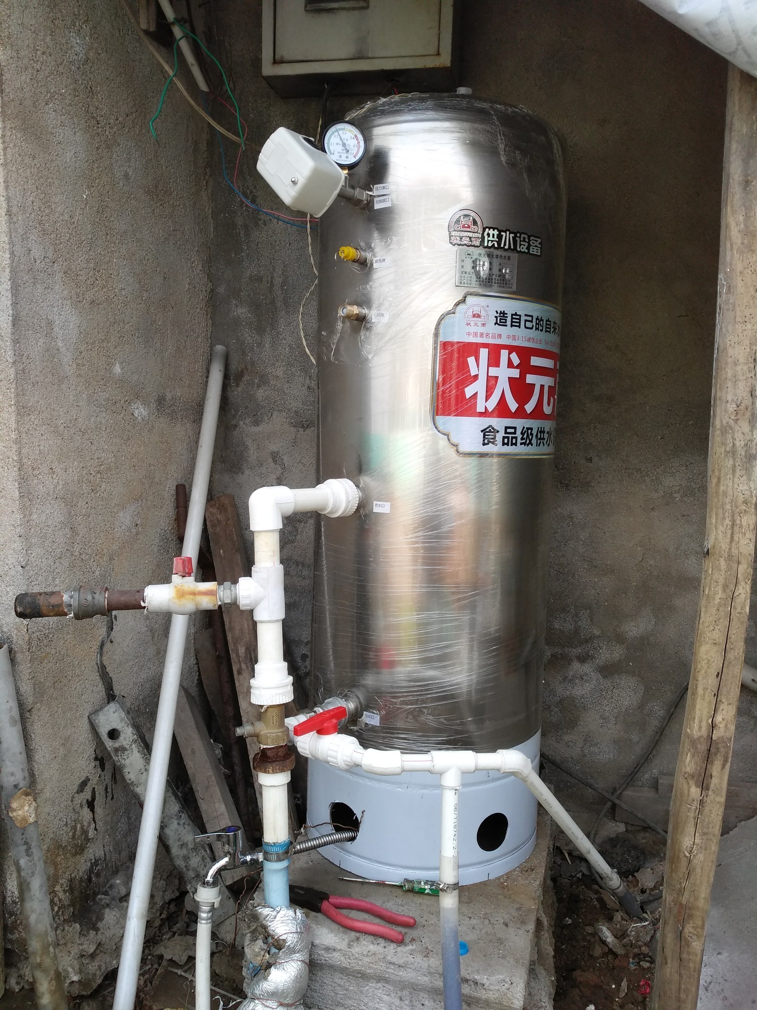 农村用水难,村民用这办法解决用水问题,增压蓄水一键搞定
