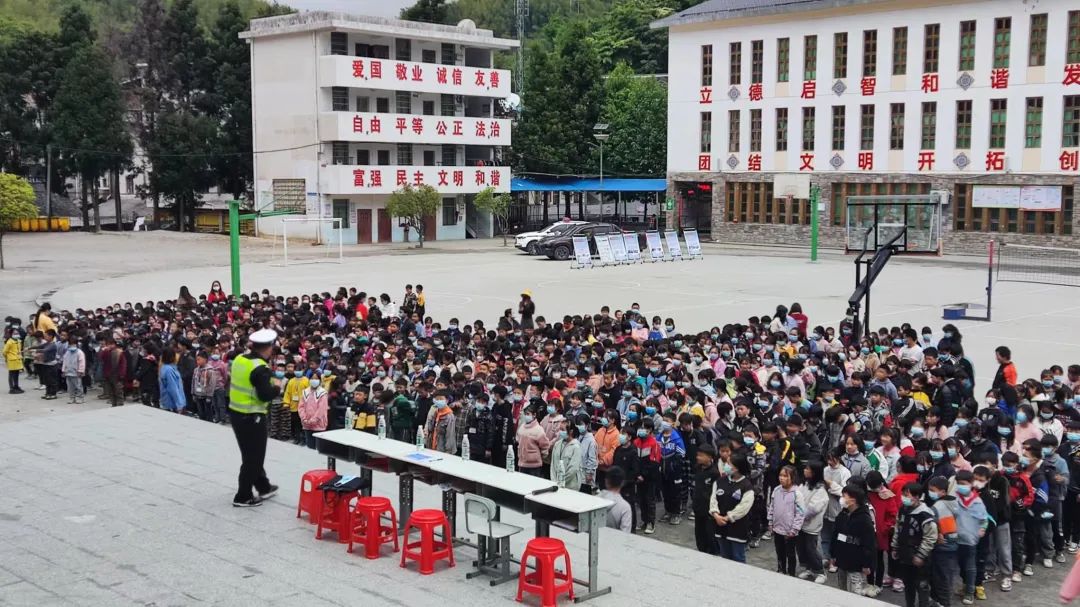 隆回交警走进虎形山瑶族乡九年义务制学校开展交通安全宣传活动