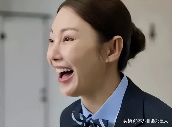 娱乐圈“假下巴”大赏，又尖又翘，一笑下巴原地起飞太吓人