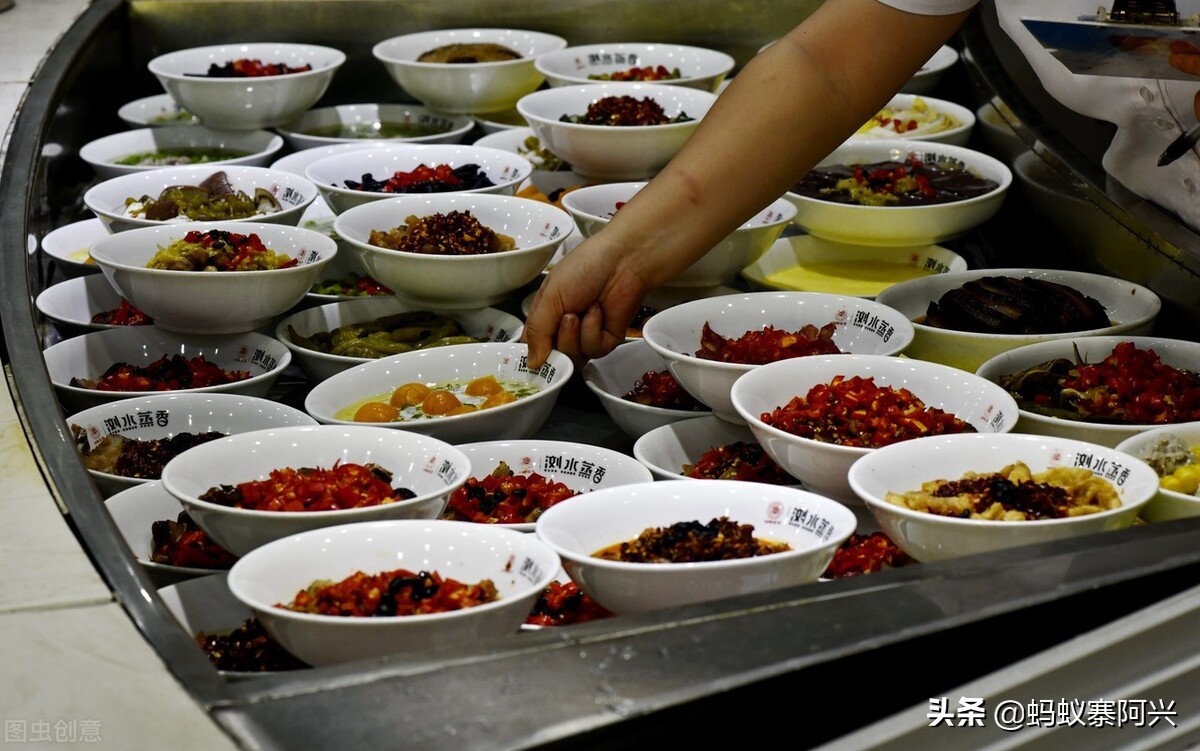 湖南最出名的10道菜，你吃过几种？其中剁椒鱼头已经名声在外了
