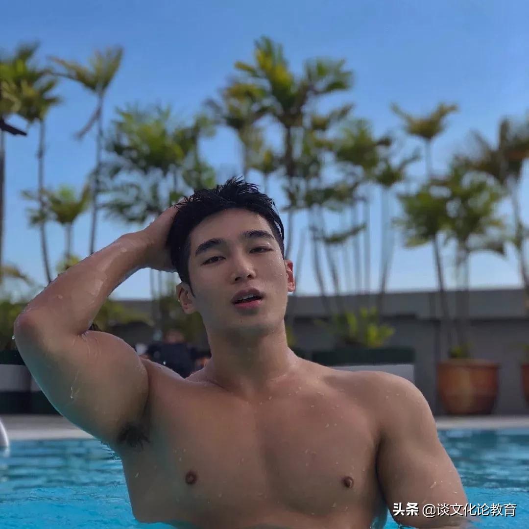 域外/韩国肌肉小哥演绎“在水一方”，侧颜太帅