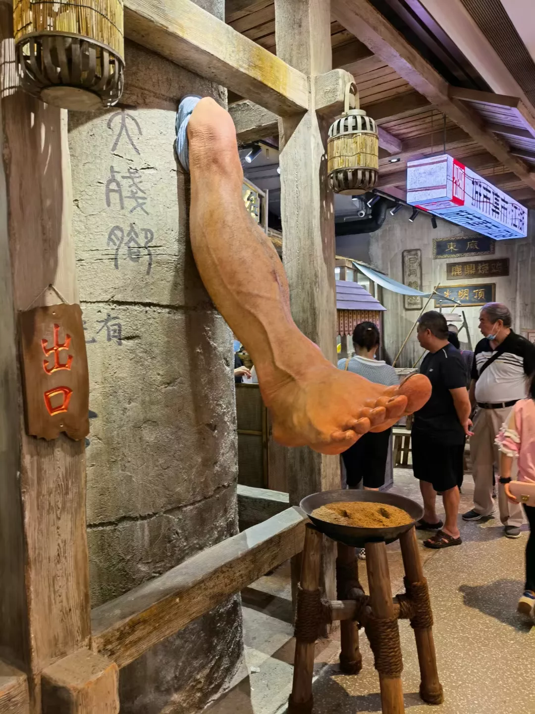 上海“阴间风”文和友火爆,场面太诡异,顾客:吃完有心理阴影