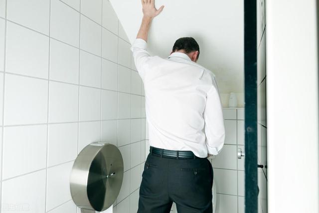 男性晨起“第一次”上厕所，若没有这5个异象，或说明肾脏还不赖