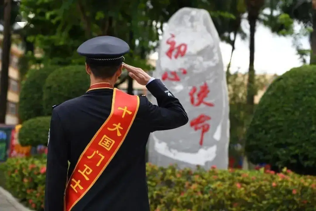 缉毒生涯中，他行走刀尖、生死卧底……