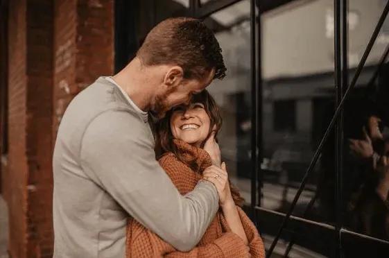 男女之间有暧昧关系，往往从做这三件事开始